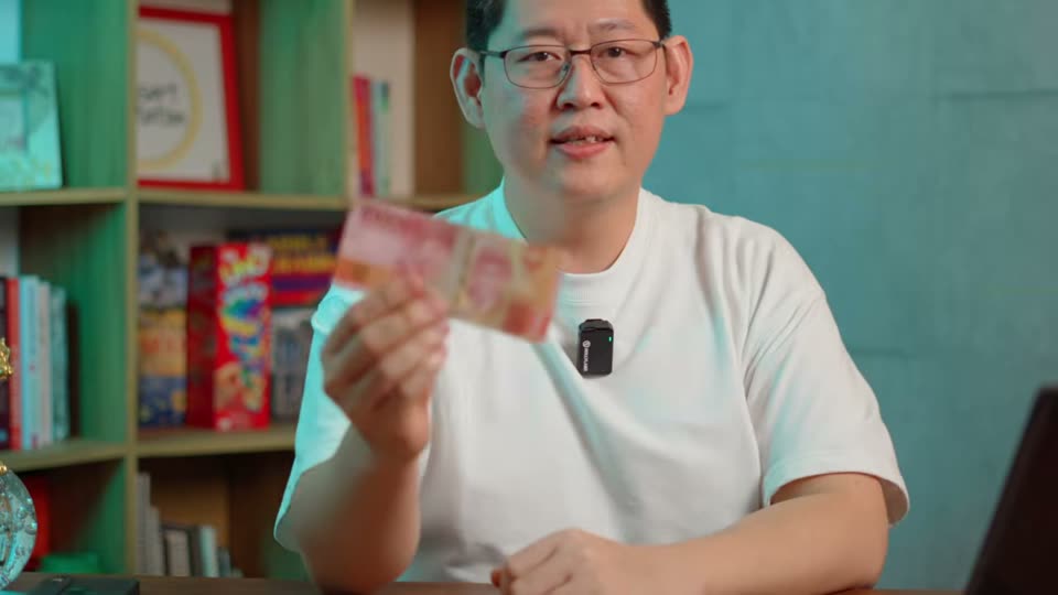 Mr. Whaw memegang uang kertas