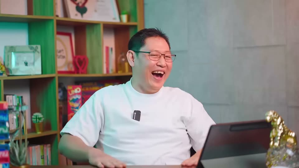 Mr. Whaw tertawa
