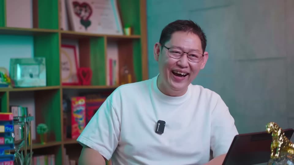 Mr. Whaw tersenyum