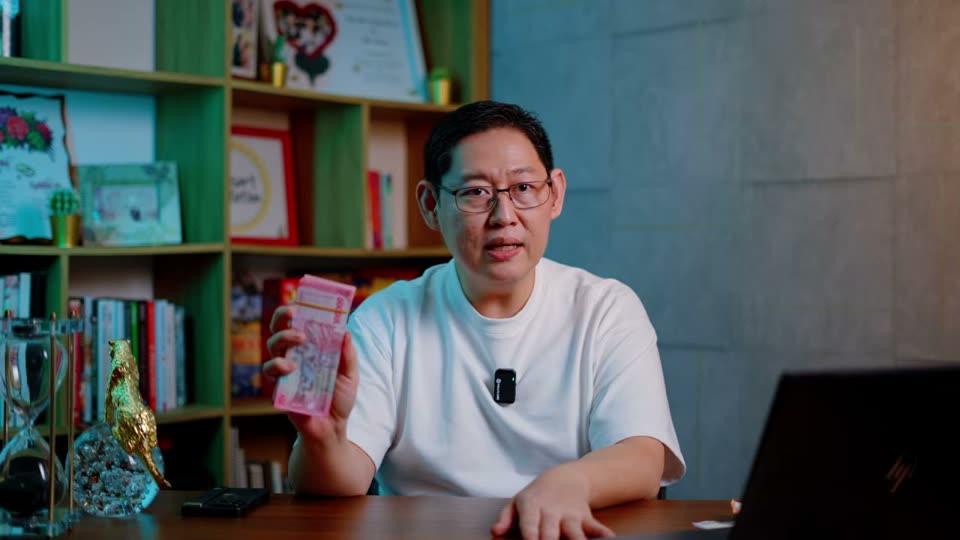 Mr. Whaw di meja kerja
